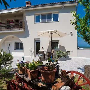 Apartment Laura, Salatić